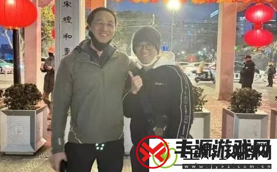 网友偶遇黑神话主创冯骥-合照发布后-游科制式口罩”遭吐槽